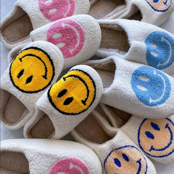 NEW SOFT SMILEY FACE SLIPPERS WOMEN COMFORTABLE PREPPY GIFT WOMEN SIZE 5-11 - Picture 7 of 12